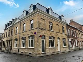 Recent gerenoveerd appartement met 2 slaapkamers te huur in centrum Ieper. INDELING+2 verdieping:- Inkomhal - Leefruimte met open keuken (voorzien...