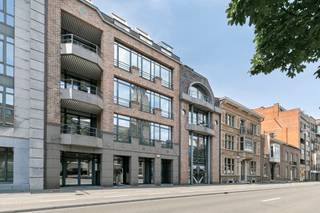 RUIM KANTOOR / HANDELSRUIMTE MET EEN OPPERVLAKTE VAN MAAR LIEFST 286 M2 EN 65M2 TERRAS, OP ZICHTLOCATIE TE HASSELT- CENTRUM (KLEINE RING)<br /><br /><span>Deze open kantoor-/handelsruimte die nu dienst doet als geheel met toonzaal/vergader -en kantoorruimte, bevindt zich op de kleine ring van Hasselt (Thonissenlaan). Ze is eveneens bereikbaar via de Burgemeester Bollenstraat aangezien de eigendom bouwkundig volledig doorloopt tot daar. T</span><span>wee toegangswegen maken het geheel praktisch erg 'bereikbaar'.</span><br /><br /><span>Het gaat hier om een groot geheel bestaande uit een mooie, ruime toonzaal, een vergaderruimte, een keuken, een opgesplitst sanitair gedeelte, enkele af te sluiten bergruimten, een kantoor en nog een grote toonzaal/vergaderruimte. Dankzij het gebruik van vele raampartijen en uitkijk op het centrale privé terras, geniet dit handelspand overal over voldoende natuurlijke lichtinval.</span><br /><br /><span>Het geheel wordt verwarmd op basis van radiatoren en in de grote ruimtes airconditioning. De keuken werd uitgerust met inbouwkasten, een elektrisch kookvuur en een spoelbak met mengkraan. Via lift of trap (zijde Thonissenlaan) kan men de ondergrondse parkeergarage op -1 bereiken. Bij dit geheel zijn er twee aparte bergplaatsen inbegrepen. Er kunnen echter, op aanvraag, en niet inbegrepen in de prijs, 3 autostandplaatsen apart aangekocht worden. De toegang naar de ondergrondse parkeergarage bevindt zich in de Burgemeester Bollenstraat.</span><br /><br /><span>Voor de deur (via Schiervellaan - Maagdendries - Kapelstraat - Thonissenlaan), in de omliggende straten en om de hoek (denk aan “Parking Astrid”) is er voldoende parkeergelegenheid voor klanten aanwezig.</span><br /><br /><span>Dit geheel is ideaal voor de dienstverlenende sector (kantoor / burelen / vrije beroepers / diensten / …). Handel is eveneens zeker een optie en toegelaten, horeca niet.</span><br /><br /><span>Het geheel werd in het verleden vergund als handelsruimte met woonstudio (Zie plan bij downloads). De mogelijkheid bestaat er in (mits goedkeuring van de stad Hasselt) om beide gehelen terug op te splitsen in een woonstudio (toegankelijk vanuit de Burg Bollenstraat en aparte handelsruimte/kantoor (toegankelijk vanuit de Thonissenlaan).</span><br /><br /><span>Bent u de ondernemer dit fantastisch gelegen pand met enorm veel potentieel op de kop wil tikken? Contacteer ons op 011 96 51 76 of mail naar info@momentumvastgoed.be!</span>