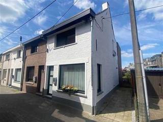 IN OPTIE!!! KIJKDAGEN GAAN NIET MEER DOOR.<br /><br />TE KOOP - BORNEM<br />GEZELLIGE STARTERSWONING MET 2 SLAAPKAMERS, TERRAS EN TUIN <br /><br />Rustige ligging in autoluw en kindvriendelijk straatje in het centrum van Bornem.<br />(winkels, Ter Dilft, Breeven en station op wandelafstand)<br />Vlotte bereikbaarheid via N16, A12 en N17.<br /><br />Schrijf je in voor de kijkdagen via: clementstraat10@hotmail.com<br />(geen immo-kantoren met voorstel om te verkopen aub)<br />Stuur gerust al uw vragen naar bovenstaand mailadres. Zo kan ik makkelijker overzicht houden.<br /><br />KIJKDAGEN: Zaterdag 21/03, zaterdag 28/03 en dinsdag 31/03<br /><br />Info:<br />- Opp: 96m2 <br />- Gelijkvloers: leefruimte met eetplaats en ingerichte open keuken met toegang tot terras en tuin <br />- 1e verdieping: Nachthal, apart WC, 2 slaapkamers, badkamer met ligbad/douche en lavabomeubel <br />- stockagezolder boven voorste slaapkamer<br />- droge kelder <br />- EPC D dus geen renovatieplicht<br /><br />Mogelijkheid tot overnemen huurcontract parkeerplaats in nabije omgeving aan €50/maand<br /><br />Beschikbaar bij akte: 06/2026