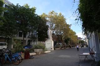 Je kan je geen betere ligging voorstellen van dit aangenaam en licht appartement:
- Vlakbij de Kloosterstraat, het Zuid, het historisch centrum, de Schelde, openbaar vervoer, deelfietsen, winkels, horeca, cultuur….en dit alles op wandelafstand!
- De rustige straat vlakbij invalswegen, is een echte troef.
De trap of de comfortabele lift brengt je naar de eerste verdieping van dit kleinschalig gebouw.
Het appartement heeft een ruime living waar het licht mooi binnenvalt. De originele blokjesparket geeft een extra gezellige sfeer!
De compacte keuken geeft toegang tot een supertof terras waar je meer dan voldoende plek hebt voor veeeel groen. Je maakt hier een échte oase in de stad waar je kan genieten van de rust na een drukke werkdag, een lekker gerechtje of aperitief met vrienden en/of familie of…..
De slaapkamer met hoogslaper ligt rustig aan de achterkant van het gebouw. Hier kan je ook je kantoor of hobbyruimte maken. Houd je niet van een hoogslaper, dan is er meer dan voldoende ruimte om een groot bed te installeren en de bovenruimte als extra berging te gebruiken. De airco zorgt ook in de zomer voor een deugddoende nachtrust!
In de badkamer is er een tof bad en een inbouwkast voor al je spullen. De doucheruimte heeft een lavabo, een toilet en een douche. Extra luxe!
Bijkomende troeven :
Gunstig EPC
- recent geplaatste rolluiken aan alle ramen,
- dubbele beglazing met extra isolerend glas aan de voorgevel,
- een zuinige gascondensatie CV-ketel,
- een airco en vliegenramen in de slaapkamer,
Lage maandelijkse kosten,
De auto kan je (gratis) kwijt op de buurtparking.
Zin om van dit toffe appartement jouw nieuwe thuis te maken? Bel Dreambuilding op 0475-95 27 11 of mail naar immo@dreambuilding.be