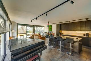 GelijkvloersDe woning beschikt over bijzonder ruime leefruimtes met twee grote woonzones die samen zorgen voor een open en aangename indeling. De...