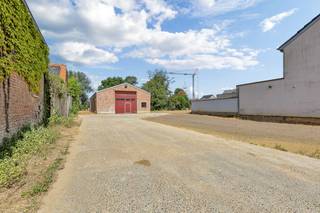 <p>Op een rustige locatie in <strong>Hofstade</strong> vinden we deze <strong>drie percelen</strong> terug <strong>met een</strong> <strong>loods</strong>. Deze loods staat op een perceel van <strong>1.034 m²</strong>. De loods heeft een grootte van <strong>200 m²</strong> en moet gebruikt worden als <strong>opslagplaats</strong>. Extra troef is dat de eigenaars de elektriciteit nog gaan conform stellen. Er horen ook nog <strong>twee extra percelen</strong> bij van <strong>2.231 m² </strong>en <strong>550 m²</strong>. Verder is er een <strong>aanvraag</strong> lopende voor een goedgekeurde <strong>verkavelingsvergunning</strong> voor een <strong>halfopen bebouwing</strong>. Deze woning zou op het <strong>gelijkvloers</strong> een oppervlakte kunnen hebben van <strong>120 m²</strong> en een tweede verdiep van <strong>81m²</strong>. Dit natuurlijk <strong>onder voorbehoud</strong> van goedkeuring van de verkavelingsvergunning, maar deze is lopende.</p>