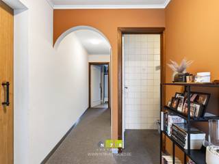 <strong>HALFVRIJSTAANDE EENGEZINSWONING MET 3 SLAAPKAMERS OP EEN PERCEEL VAN 4A34CA TE BOCHOLT.</strong><br /><br /><strong>TROEVEN</strong><br />- Rustige ligging doch goede bereikbaarheid ingevolge invalswegen in de buurt.<br />- Veel potentieel om verder naar eigen smaak af te werken.<br />- Gedeeltelijke gerenoveerd (wordt toegelicht tijdens bezichtiging).<br />- Energiezuinige woning (label B).<br />- Bruikbare vloeroppervlakte van 174m².<br /><br /><strong>GELIJKVLOERS</strong><br />- Inkomhal (2,00m x 1,85m = 3,70m²): steentapijt.<br />- Woonkamer (3,83m x 3,93m = 15,05m²): tegelvloer.<br />- Keuken ((5,43m x 3,90m) + (2,40m x 0,60m) = 22,51m²): lades, kolomkast, inductiekookplaat, dampkap, combi-oven, koelkast, vaatwasser, tegelvloer.<br />- Toilet (1,75m x 0,90m = 1,58m²): steentapijt.<br />- Wasplaats (3,10m x 3,60m = 11,16m²).<br />- Hal (1,00m x 5,65m = 5,65m²): steentapijt.<br />- Polyvalente ruimte (3,00m x 5,80m = 17,40m²): steentapijt.<br /><br /><strong>VERDIEPING +01</strong><br />- Overloop (1,00m x 3,69m = 3,69m²): laminaatvloer.<br />- Badkamer (3,46m x 3,69m = 12,77m²): badkamermeubel (enkele lavabo, onder- en spiegelkast), aparte douche, toilet, tegelvloer.<br />- Slaapkamer 1 (3,90m x 4,04m = 15,76m²): vinylvloer.<br />- Slaapkamer 2 (3,09m x 3,90m = 12,05m²): laminaatvloer.<br />- Slaapkamer 3 (3,60m x 3,69m = 13,28m²). laminaatvloer.<br /><br /><strong>EXTERIEUR</strong><br />- Omheinde tuin. <br />- Tuinberging (4,00m x 10,00m = 40,00m²): tuinberging, jacuzzi & sauna in terrasgedeelte (mogelijkheid tot overname aan een prijs te bepalen met de verkopers).<br /><br />Bekijkt u deze advertentie via een aanverwante vastgoedsite, surf dan zeker naar onze website www.N78vastgoed.be voor een uitgebreide beschrijving en foto's. Meer info: +32 (0)89 86 18 88 of info@N78vastgoed.be.