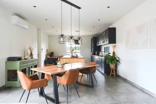 <strong>Op zoek naar een instapklare woning met een uitzonderlijk ruime garage in Zelzate? </strong><br /><br />Dan is deze gerenoveerde halfopen bebouwing zeker het ontdekken waard! De woning werd volledig gerenoveerd in 2020 en is rustig gelegen.<br /><br />Via de inkomhal bereik je de eerste verdieping. Hier bevindt zich de lichtrijke leefruimte met een open keuken, eetplaats en zithoek. Aansluitend is er een praktische berging waar de technische installaties zich bevinden en een apart toilet in de inkomhal.<br /><br />Vanuit de leefruimte heb je rechtstreeks toegang tot het ruime terras. Aan de voorzijde van de woning ligt een aangename tuin waar je in alle rust kan genieten.<br /><br />Verder beschikt de woning over twee volwaardige slaapkamers en een extra kamer die perfect kan dienen als derde slaapkamer, bureau of hobbyruimte. De badkamer is uitgerust met een dubbele lavabo, een inloopdouche, een ligbad en een toilet.<br /><br />Ook op technisch vlak is de woning helemaal in orde. Ze beschikt over ventilatiesysteem D, airconditioning in de leefruimte en de grootste slaapkamer en is bovendien asbestveilig!<br /><br />De grootste troef is zonder twijfel de garage van maar liefst 100 m² met een apart toilet. Ideaal voor een zelfstandige activiteit, extra opslagruimte, hobby's of meerdere wagens.<br /><br /><strong>Voor meer info of een bezoek bel 0478 17 20 73 of mail shania@ocvastgoed.be</strong><br /><br /><u>Technische gegevens: </u><br /><br />- EPC 262 kWh/(m2jaar)<br />- Energielabel C = <u>geen renovatieplicht!</u> Met eventuele plaatsing van zonnepanelen is een verbetering naar label A mogelijk.<br />- Stedenbouwkundige inlichtingen: woongebieden, vergunningen, verkavelingsvergunning, geen rechterlijke herstelmaatregel of bestuurlijke      maatregel opgelegd, geen voorkooprecht<br />- Asbestattest: asbestveilig, 0 asbestmaterialen<br />- Geen overstromingsgevoelig gebied, P-score A, G-score A<br />- Bruikbare bruto vloeroppervlakte volgens het EPC: 189 m²<br />- Elektriciteit conform<br /><br /><br /><br /><br /><br /> 