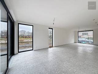 <span><strong><u><span>LIGGING</span></u></strong><u><span>:</span></u></span><br /><span><span>In de Guido Gezellestraat woon je in een rustige, residentiele buurt :</span></span><br /><span><span>• Het centrum van Ooigem is vlakbij voor jouw dagelijkse boodschappen en andere faciliteiten, alles binnen een straal van 500m (supermarkt, school, bus, dokter, apotheek, horeca, …);</span></span><br /><span><span>• Vlotte verbindingen naar E17, Waregem, Kortrijk en omliggende steden, perfect voor je werk of vrije tijd;</span></span><br /><span><span>• De Leie en Ooigembos bevinden zich op een boogscheut, voor het maken van een landelijke fiets- of wandeltocht;</span></span><br /><br /><span><strong><u><span>INDELING:</span></u></strong></span>
<ul>
<li><span>inkomhall met gastentoilet</span></li>
<li><span>grote leefruimte met keukenhoek (samen 52m²)</span></li>
<li><span>ruime berg-/wasplaats</span></li>
<li><span>3 ruime slaapkamers</span></li>
<li><span>grote badkamer met ligbad, inloopdouche, dubbele lavabo en toilet</span></li>
<li><span>omheinde tuin met terras en oprit met carport</span></li>
</ul>
<br /><span><strong><u><span>AFWERKING:</span></u></strong></span><br /><span><span>De woningen worden volledig afgewerkt; keuken, badkamer, vloeren, ...</span></span><br /><span><span>Focus op duurzaamheid : de woningen zijn ontworpen met oog voor de toekomst.<br />Ze zijn uitgerust met een lucht-water warmtepomp, wat zorgt voor een energiezuinige en aangename vloerverwarming en koeling van je woning.<br />Deze duurzame technologie draagt bij aan een lager energieverbruik, wat zowel goed is voor het milieu als voor je energiekosten.<br />Geniet van een lage energiefactuur door een duurzame oplossing voor verwarming. </span></span><br /><span><span>BEN-woning - E-peil : 30</span></span><br /><span><span>- 12 zonnepanelen van 475W met individuele omvormer voor eigen opbrengst;</span></span><br /><span><span>- ventilatiesysteem C </span></span><br /><span><span>- stads- en regenwater (7.500 liter)</span></span><br /><span><span>- omheinde tuin met terras achteraan + oprit en carport 17m² (verhard met kiezel/dolomiet)</span></span><br /><span> </span>