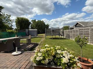 Charmante woning met handige oprit, garage en GROTE TUIN. Goedgelegen nabij invalswegen, winkels, en openbaar vervoer. Grote TUIN, TERRAS,...
