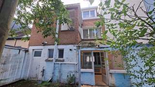 <p><span>In de wijk Schoten Donk nabij de Vaart en op korte afstand van centrum Schoten bieden wij u deze totaal te renoveren doch oerdegelijke woning met zeer grote tuin.</span></p><p><span>Mede door haar mooie gevelbreedte van ca. 7.00m beschikt deze woning over een uitstekend woonvolume met tal van mogelijkheden.</span></p><p><span>De woning werd eerder gebruikt als tweewoonst met respectievelijk op het gelijkvloers als ook op de 1ste verdieping een keuken met aansluitend een douchekamer en apart toilet.</span></p><p><span>Mits renovatie zijn er mogelijkheden tot het maken van een grote gezinswoning met tot wel 5 of 6 volwaardige slaapkamers en 2 badkamers.</span></p><p><span>De zij-ingang leent zich als ideale doorgang naar de tuin en voor fietsen.</span></p><p><span>Op zoek naar een grote gezinswoning met potentieel en herkent u de voordelen van een renovatie naar eigen keuze?</span></p><p><span>Boek dan snel een afspraak en kom zeker niet TE LAET!</span></p>
