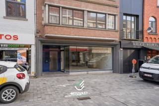 Bent u op zoek naar een commerciële ruimte die u volledig naar eigen smaak en concept kunt inrichten? Dan is dit casco handelspand in de Generaal Baron Jaecquesstraat 18 te Diksmuide een unieke opportuniteit.<br />Gelegen in een levendige en centrale winkelstraat geniet dit pand van een uitstekende visibiliteit en een vlotte bereikbaarheid. Dankzij de strategische ligging bevindt u zich midden in het commerciële hart van de stad, omringd door diverse handelszaken en met een constante passage van potentiële klanten.<br />Het pand wordt casco aangeboden, wat u de vrijheid geeft om de inrichting volledig af te stemmen op uw activiteit en huisstijl. Of u nu een winkel, kantoor, praktijk of horecazaak wil starten, deze ruimte vormt de ideale blank canvas voor uw ondernemersplannen.<br />Met een oppervlakte van 58 m² op het gelijkvloers en een bijkomende kelder van 50 m² beschikt u over voldoende ruimte voor zowel commerciële invulling als stockage.<br />Bijkomend is er de mogelijkheid tot aankoop van een appartement, gelegen vlak achter het handelspand, dat in 2026 volledig gerenoveerd werd. Ideaal als woonst voor uzelf of als interessante investering.<br /><strong>Troeven:</strong>
<ul>
<li><span>Centrale ligging in winkelstraat </span></li>
<li><span>Casco pand: volledig naar eigen wens in te richten </span></li>
<li><span>58 m² handelsruimte op het gelijkvloers </span></li>
<li><span>Kelder van 50 m² voor extra opslag </span></li>
<li><span>Mogelijkheid tot aankoop van volledig gerenoveerd appartement (2026) achterliggend </span></li>
<li><span>Sterke visibiliteit en commerciële ligging </span></li>
</ul>
<strong>Vraagprijs: €130.000</strong><br />Grijp deze kans om uw zaak te vestigen op een toplocatie in Diksmuide en realiseer uw commerciële visie vanaf nul.<br />Interesse? Neem vandaag nog contact op voor meer informatie of een bezoek ter plaatse.<br />