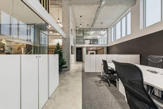 <p>Unieke kans in Leuven: eigentijdse kantoren van ±300 m² (200 m² + mezzanine 100 m²), volledig ingericht door Deux Chevaux.</p>
<p><strong>Hoogtepunten:</strong></p>
<ul>
<li>
<p>10 tot 28 werkplekken afhankelijk van de indeling</p>
</li>
<li>
<p>Volledig uitgeruste keuken en privé sanitair met douche</p>
</li>
<li>
<p>Hoge plafonds, LED-verlichting, airconditioning & verwarming via warmtepompen</p>
</li>
<li>
<p>Dubbel glas, alarmsysteem en privaat toegang op gelijkvloers</p>
</li>
<li>
<p>2 ondergrondse parkeerplaatsen inbegrepen</p>
</li>
<li>
<p>Modern gebouw (2019), goed bereikbaar en dichtbij het centrum</p>
</li>
</ul>
<p><strong>Verkoop via share deal – ideaal voor investeerders of eigen gebruik.</strong></p>