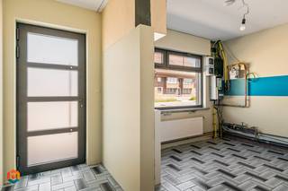 Op een uitstekende locatie te Begijnendijk bevindt zich deze instapklare woning met 3 slaapkamers. U bevindt zich hier vlak bij winkels en scholen, met bovendien een vlotte verbinding naar de belangrijkste invalswegen. <br /><br />We betreden de woning via de lichtrijke leefruimte, dewelke u kunt inrichten met een gezellige zithoek en aparte eetplaats. Aangrenzend bevindt zich de keuken, dewelke voorzien is van de voornaamste toestellen. Verder bevindt zich op het gelijkvloers de badkamer, uitgerust met een inloopdouche en een dubbele lavabo.<br />Via de nachthal op de eerste verdieping bereikt u twee slaapkamers. De zolder biedt bovendien de mogelijkheid om een derde slaapkamer te realiseren. Ten slotte beschikt u over een achterliggende garage. <br />Op het terras kunt u steeds in alle rust en privacy genieten van de mooie aangelegde tuin die dankzij het verzorgde groen een aangename en ontspannen sfeer uitstraalt. <br /><br />De woning is energiezuinig dankzij de aanwezigheid van zonnepanelen en een thuisbatterij.<br /><br />Dit is een uitstekende opportuniteit als u op zoek bent naar een instapklare woning te Begijnendijk. Contacteer ons voor meer informatie op 0487 32 91 87 of neem een kijkje op www.boonstravastgoed.be . <br /><br />Bijzonderheden:<br />- Garage<br />- 3 slaapkamers<br />- Zonnepanelen met thuisbatterij