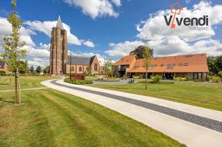 <p>Stijlvol en energiezuinig wonen in de schaduw van de Sint-Michielskerk – laatste units!<br /><br />Aan de rand van het centrum, op een unieke en bijzonder rustige locatie onder de beschermende schaduw van de iconische Sint-Michielskerk, vindt u dit exclusieve nieuwbouwproject. Een charmante combinatie van hedendaagse architectuur, energiezuinig comfort (EPC-label A) en historische charme.<br />Wat mag u verwachten?<br />Elke woning is gebouwd volgens de nieuwste normen en beschikt over:<br />Een ruime inkomhal met gastentoilet<br />Een lichtrijke leefruimte met zicht op en toegang tot de private tuin<br />Een volledig uitgeruste eetkeuken<br />Aangrenzende wasplaats met toegang tot de ondergrondse parking en berging<br />3 volwaardige slaapkamers op de eerste verdieping<br />Een volledig uitgeruste badkamer met toilet<br />Een royale zolderverdieping (optioneel af te werken tegen meerprijs)<br />De private tuin beschikt over een praktische tuinberging en is tevens bereikbaar via een achterliggende servitude.<br /><br />Troeven:<br />Energiezuinig wonen (A-label)<br />Inclusief ondergrondse parkeerplaats en berging<br />Instapklaar!<br />Rustige, autoluwe ligging met uitstekende verbindingen richting Turnhout en Tilburg<br />Vlotte bereikbaarheid met fiets, auto én openbaar vervoer<br /><br />Dit is de perfecte mix van rust, comfort en bereikbaarheid. Ideaal voor wie stijlvol en toekomstgericht wil wonen op een historische locatie.<br /><br />Interesse? Contacteer ons vandaag nog voor meer informatie of een bezoek ter plaatse.</p>
