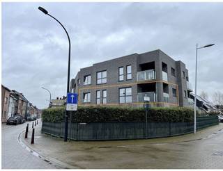 Dit modern appartement is gelegen aan de stadrand van Aalst en toch op wandelafstand van het centrum en in de nabijheid van winkels-scholen en supermarkten. Het appartement bestaat uit inkom, toilet, badkamer met inloopdouche, ruime lichtrijke living van 30m2. Via de gezellige keuken is er toegang tot het terras waar het aangenaam vertoeven is. Aansluitend op de keuken is er nog een praktische berging voor plaatsen van wasmachine/droogkast en diepvriezer. Het appartement is gelegen op de 1ste verdieping en is ook bereikbaar via een centrale lift. Extra is er nog een fietsenberging en parking inbegrepen in de huurprijs. Kortom dit gezellig appartement is energiezuinig en zeer lichtrijk met ruim terras!  Vrij vanaf maart 2026 en mogelijkheid tot huren van garage rechtover het appartementsgebouw! Geen extra kosten ! 