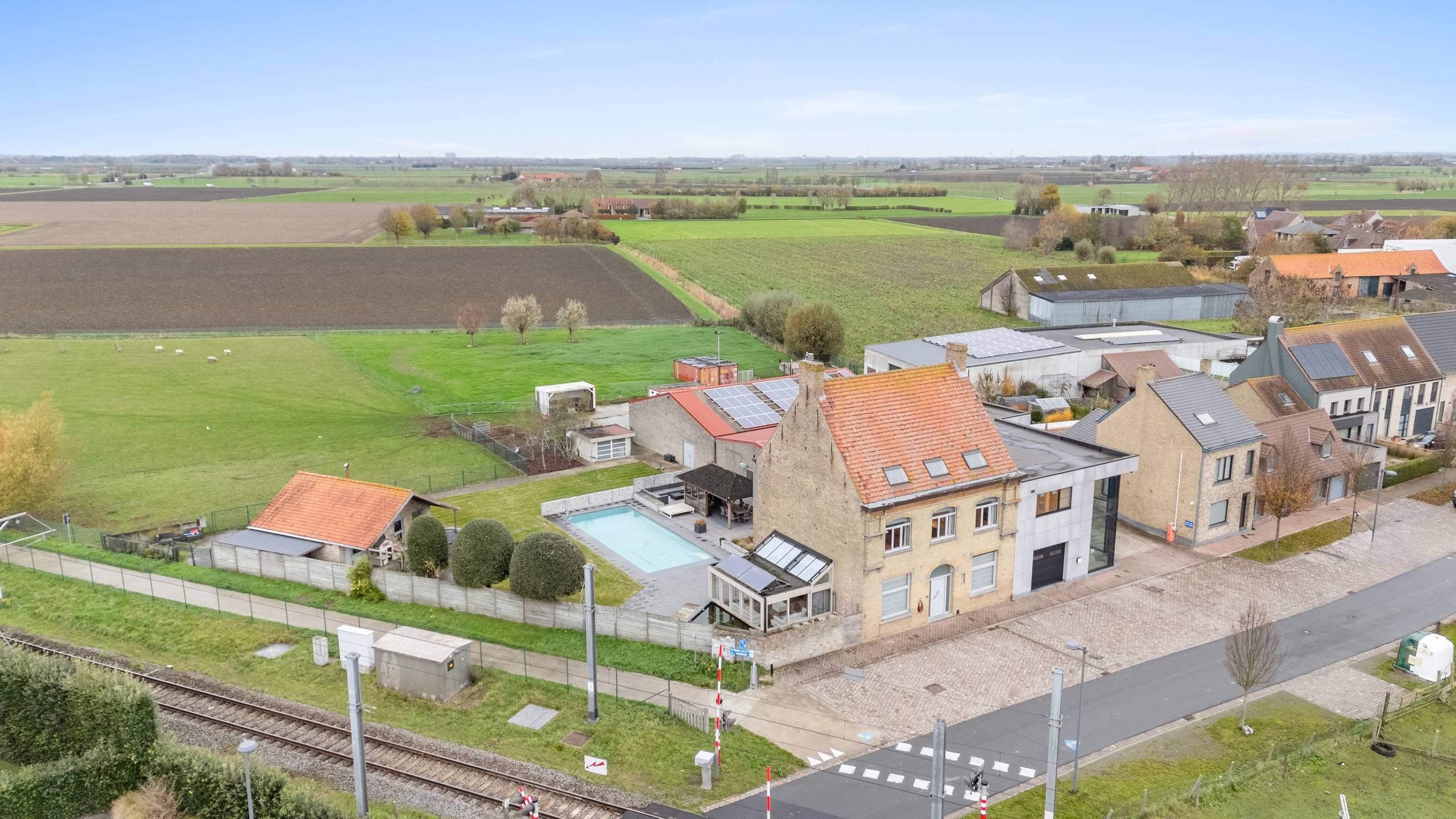 Woning met kantoorgebouw en loodsen in Avekapelle - foto 1