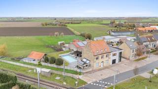 In Avekapelle (Veurne) vinden we deze woning met kantoorgebouwen en loodsen terug.WONING Bij binnenkomst bevindt zich een inkomhal met een...