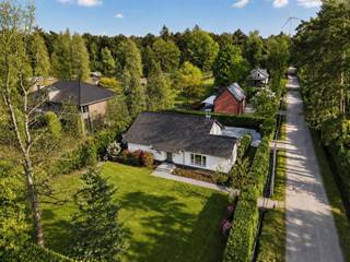 <p>Een luxueuze woonbeleving waar rust en privacy niet worden beloofd, maar van vanzelfsprekend aanwezig zijn.<br /><br />Via de elektrische toegangspoort van deze villa betreedt u het perceel, waar een ruime privatieve oprit plaats biedt aan meerdere - elektrische - wagens. De groene omkadering en doordachte aanleg versterken meteen het gevoel van rust en discretie dat deze villa typeert. Het ruime terras sluit naadloos aan op de keuken en vormt een verlengde van het interieur, ideaal om in alle rust te genieten van de zuidgerichte tuin.<br /><br />De ruime leefkeuken combineert maatwerk hout met geïntegreerde toestellen, waaronder een ingebouwde oven en moderne koffiemachine, en wordt aangevuld met een zitplek voor dagelijks gebruik. Aansluitend bevindt zich de open leefruimte, waar grote raampartijen het daglicht overvloedig binnenhalen en zorgen voor een sereen geheel.<br /><br />Via een mooie ruime hal bereikt u drie slaapkamers en de badkamer, allemaal op het gelijkvloers, wat zorgt voor een verfijnde en comfortabel woonverloop zonder etageverschillen. De eerste slaapkamer is prachtig afgewerkt en heeft een zachte lichtinval, waardoor er een aangename ruimte ontstaat. De tweede slaapkamer profiteert van een hoekligging met veel lichtinval en leent zich als kinderkamer, logeerkamer of bureau. De derde slaapkamer biedt flexibiliteit, en kan perfect worden ingericht als master bedroom, bureau of polyvalente ruimte. De badkamer op het gelijkvloers is elegant en modern ingericht, met een inloopdouche en een kwalitatief lavabomeubel.<br /><br />Op de eerste verdieping ontvouwt zich een ruimte met karaktervolle balkenstructuur, geschikt voor diverse invullingen. Verder beschikt deze verdieping over een ingerichte wasruimte met lavabo, was voorzieningen en bijkomende inloopdouche. Wat het dagelijks comfort aanzienlijk verhoogt.</p><p>Deze woning heeft 2 volwaardige badkamers met beide een inloopdouche. Om verschillende mogelijkheden duidelijk te maken hebben we nog een aantal impressies toegevoegd.</p><p>Tot slot een extra slaapkamer onder het dak biedt een praktische indeling en vormt een volwaardige aanvulling op de woning. De woning is praktisch voorzien van 20 zonnepanelen, wat bijdraagt aan een energiezuinig en kostenefficiënt woongebruik.<br /><br />Infoplicht:<br />Vg, Wg, Gmo, Gvkr, Gvv,<br />P-score: A, G-score: A<br />Dit is geen aanbod, alle informatie is onder voorbehoud van vergissingen of wijzigingen. Oppervlaktes zijn indicatief. <br /><br /> <br /><br /><br /><br /><br /> </p><p><br /><br /> </p><p><br /><br /> </p>