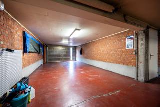 Bent u op zoek naar een grote opslagplaats of net veel parking (4-5 wagens)? Dit is een érg praktische oplossing voor zelfstandigen die gereedschap en materialen willen stockeren, ondernemers met extra voorraad of autoliefhebbers die hun voertuigen overdekt willen stallen.<br /><br />De opslagruimte (~85 m²) beschikt over een eigen manuele garagepoort, elektriciteit en verlichting. Dankzij de rechtstreekse toegang vanaf de straat en de verharde oprit vooraan kunt u gemakkelijk materiaal aan- en afvoeren. De ruime indeling biedt plaats aan drie ruime wagens of een combinatie van parkeren en opslag.<br /><br />De ligging is uitzonderlijk goed voor wie frequent op & af moet: <br />•Op 2 min ben je op de Bisschoppenhoflaan (richting Antwerpen/ring)<br />•Op 4 min ben je op de Krijgsbaan (richting Schilde/Zoersel)<br />•Op 10 min ben je op de E313 (!)<br /><br />Pluspunten:<br />•Huren via vennootschap is mogelijk!<br />•Termijn en andere voorwaarden bespreekbaar<br />•Aparte elektriciteitsmeter + gasmeter<br />•Verharde oprit vooraan: Groot genoeg voor een camionet of remorque<br />•Elektriciteit en verlichting aanwezig<br />•Eigen garagepoort met rechtstreekse toegang vanaf de straat<br />•Ruimte krijgt daglicht voor- & achteraan<br />•Veel wandruimte voor een overzichtelijke inrichting met rekken<br />•Breder gedeelte achteraan biedt mogelijkheden om parkeren en opslag te combineren<br />•Meters staan in de kelder, dus niemand moet binnen in de opslagruimte <br />•Radiatorelement aanwezig voorkomt problemen bij winterweer<br />•Ook de parkeerplaats op straat voor de oprit (publieke ruimte weliswaar) is enkel te <br />gebruiken voor de huurder van het GLV.<br /><br /><br />Onmiddellijk beschikbaar.
