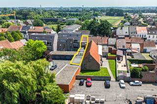 Centraal gelegen in het hart van Oudenburg vindt u dit veelzijdige handelspand met woonst op een perceel van 170 m². Dankzij de combinatie van commerciële ruimte, woongelegenheid en ruime bergingen biedt deze eigendom tal van mogelijkheden voor zelfstandigen, vrije beroepen of investeerders.<br /><br />Op het gelijkvloers bevindt zich de handelsruimte met doorgang naar een gastentoilet en een praktische ruime opbergplaats.<br />Het privé-gedeelte omvat een gezellige leefruimte met gashaard en een ingerichte keuken met toegang tot de koer. Hier vind je ook de trap. naar het verdiep. De eerste verdieping omvat een nachthal, 2 slaapkamers en een badkamer uitgerust met dubbele wastafel, ligbad en toilet. De zolderverdieping biedt bijkomende opslagruimte of derde slaapkamer (zoldertrap met luik)<br /><br />Een grote extra troef is de kleine loods achteraan die gescheiden is door een zonnige koer.<br /><br />Troeven:<br />✔ Centrale ligging in Oudenburg - Commerciële ligging!<br />✔ Handelspand met woonst<br />✔ Ruime opslag- en bergmogelijkheden<br />✔ Ruime zonnige koer aanwezig<br />✔ Bruikbare vloeroppervlakte: 173 m²<br /><br /><br />Ideaal voor wie wonen en werken wil combineren op een vlot bereikbare locatie in het centrum van Oudenburg. Contacteer ons voor meer informatie of een bezoek ter plaatse.