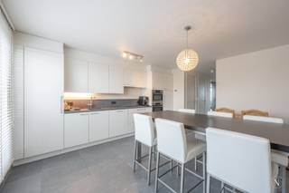 Dans l'un des endroits les plus prisés de Knokke, sur l'emblématique place de la Tour de Lumière, se trouve ce spacieux penthouse en duplex...