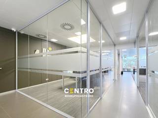 Gelijkvloers (± 200m²): Sas (automatische glazen deur) - inkomhal met receptie/balie en wachtruimte - 3/4 afzonderlijke burelen - vergaderzaal...