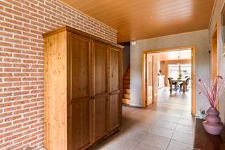 Welkom in deze ruime 4-gevelwoning, gebouwd in 2003 en gelegen op een mooi en ruim perceel van maar liefst 2.391 m². De woning combineert een aangename leefruimte met hedendaags comfort en energiezuinigheid en beschikt over maar liefst 6 slaapkamers en een EPC-label A.<br />
<p>De ruime inkomhal vormt het centrale punt van de woning en geeft toegang tot de verschillende leefruimtes. Enerzijds vinden we de ruime en lichtrijke leefruimte, die aansluit op de volledig geïnstalleerde keuken en praktische wasplaats. Anderzijds bevinden zich op het gelijkvloers drie ruime slaapkamers en een volledig uitgeruste badkamer met ligbad, douche, dubbele lavabo, toilet én sauna.</p>
<p>Dankzij de aanwezigheid van drie slaapkamers en een badkamer op het gelijkvloers, biedt de woning bovendien de mogelijkheid om volledig gelijkvloers te wonen. Dit maakt de woning niet alleen geschikt voor gezinnen, maar ook bijzonder interessant voor wie op termijn alle belangrijke leefruimtes op één niveau wenst te hebben.</p>
<p>Op de verdieping bevinden zich nog drie slaapkamers, een ruime dressing en een technische/bergruimte. Hierdoor biedt de woning tal van mogelijkheden voor gezinnen, een thuiskantoor of wie extra ruimte wenst.</p>
<p>Ook buiten heeft deze woning heel wat te bieden. Het ruime zonneterras van ca. 90 m² vormt de ideale plek om te genieten van de rust en de omgeving. De aangelegde en volledig omheinde tuin beschikt bovendien over een ruim berghok.</p>
<p><strong>Enkele troeven op een rij:</strong></p>
<p>- EPC-label A<br />- Elektrische installatie conform<br />- 33 zonnepanelen (11 kW)<br />- Thuisbatterij van 10 kW<br />- Laadpaal<br />- Vloerverwarming en koeling op het gelijkvloers (lucht/water)<br />- Warmtepomp lucht/lucht op het gelijkvloers en de verdieping<br />- Waterverzachter<br />- Geboorde put<br />- 6 slaapkamers<br />- Ruim perceel van 2.391 m²<br />- Zonneterras van ca. 90 m²</p>
<p>Als kers op de taart geniet de woning van een landelijke ligging, met diverse wandel- en fietsroutes in de directe omgeving. Tegelijk bevinden lokale handelaars, scholen en het openbaar vervoer zich op korte afstand, waardoor ook het dagelijkse comfort verzekerd is.</p>
<p>Benieuwd naar deze ruime en energiezuinige woning? Contacteer ons via 015 68 26 08 of info@imperiavastgoed.be en ontdek zelf de vele troeven die deze woning te bieden heeft.</p>