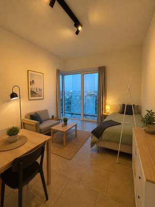 Studio in Parktoren, 8ste verdieping voor eigen bewoning of als investering. Momenteel is deze studio verhuurd aan een zeer solide huurder. ( Huur per maand is 650 + 175 euro kosten).<br />Op de hoek van het gebouw met zicht over de haven en park spoor noord. <br />Studio is 32 M2 met een zeer ruim hoek terras, keukenblok in de woonruimte, badkamer met douche, lavabo en toilet, en raam naar eigen terras. Berging met electrische boiler voor warm water en plaats voor wasmachiene. Onlangs vernieuwd : glazen douchedeur, hang toilet Geberit, boiler, volledig geschilderd. <br />Zeer mooi project met veel potentieel. Mogelijk tot aankoop van nog andere studio's op zelfde verdieping. Verkoop wegens investering in buitenland.