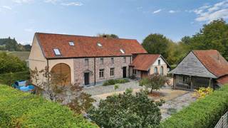 In een groene, rustige omgeving vind je deze uitzonderlijke woning met maar liefst vijf slaapkamers en drie badkamers. Dankzij twee aparte...