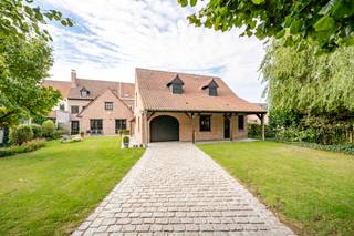 Mooi gelegen, in het centrum van Aalbeke: charmante karaktervolle grote herenwoning met uitweg achteraan (3 garages). <br /><br />Indeling gelijkvloers: ruime inkomhal met apart toilet, gezellige lichtrijke leefruimte met open haard, grote volledig geïnstalleerde keuken met aansluitend een 2de leefruimte/eetplaats, verder is er nog een kelder (droog) en een handige wasplaats.<br />1ste verdieping: apart toilet, 3 zeer ruime slaapkamers en een badkamer. Op de 2e verdieping is er een grote zolder met mogelijkheid tot 2 à 3 extra kamers.<br /><br />In het bijgebouw vinden we 3 garages en een ruime zolder. <br /><br />TROEVEN: 20 zonnepanelen, GUNSTIG EPC, veel parkeerplaats, mooi aangelegde tuin. <br /><br />meer info of plan je bezoek: info@immobeguin.be