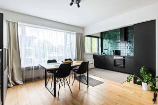 <p><strong>Luxueus gerenoveerd appartement (±84m²) met 2 ruime slaapkamers, en zonnig terrasje in de gegeerde Elsdonkwijk</strong></p>
<p>Op een absolute toplocatie in de Elsdonkwijk, bevindt zich op <strong>de eerste verdieping</strong> dit <strong>instapklare en energiezuinig appartement</strong>. Hier woon je in alle rust, in een kindvriendelijke omgeving, met scholen, winkels en verbindingswegen vlakbij.</p>
<p>Dit appartement werd in 2022- 2023 <strong>totaal gerenoveerd met oog voor detail en kwaliteit</strong>, en combineert een warme, luxueuze uitstraling met hedendaags comfort. Momenteel is het appartement verhuurd aan €1100/maand (eerste bewoners na de renovatie).</p>
<p><strong>Troeven<br /></strong>- Bouwjaar 1972<br />- Energiezuinig (EPC B)<br />- Eerste verdieping van een kleinschalig gebouw<br />- Halfopen gebouw, alle ruimtes hebben voldoende lichtinval<br />- ±84 m² bewoonbare oppervlakte + terras ca 6 m²<br />- Lage maandelijkse kosten ca €108/maand<br />- 2 ruime slaapkamers (ca. 15 m² en 15 m²)<br />- Stijlvolle badkamer<br />- Lichtrijke leefruimte met grote raampartijen<br />- Zonnige, zuidwest georiënteerd terras over de hele breedte van het appartement met zicht op groen<br />- Hoogwaardige materialen (parketvloer, zwarte tinten, moderne keuken, etc.)</p>
<ul>
<li>Recente totaalrenovatie (o.a. nieuwe ramen, hoogrendementsketel, elektriciteit, etc.)</li>
</ul>
<p><strong>Indeling (ca. 84 m²)<br /></strong>- Ruime leefruimte<br />- Open keuken met alle voorzieningen<br />- Toegang tot het terras via de slaapkamers<br />- Berging/wasplaats<br />- Nachthal<br />- 2 slaapkamers met uitzicht op de tuin<br />- Badkamer met inloopdouche<br />- Aparte toilet<br />- Privatieve kelderberging</p>