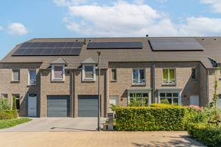 <h3>Ruime, instapklare en energiezuinige woning op rustige locatie</h3>
<p>Deze mooie en perfect onderhouden woning biedt met een bewoonbare oppervlakte van 237 m² en een perceel van 289 m² heel wat ruimte voor het hele gezin. De woning is volledig afgewerkt en kan zonder verdere werken meteen worden betrokken.</p>
<p>De woning beschikt over vier slaapkamers, een inpandige garage en aangename leefruimtes. Er werd gekozen voor mooie en duurzame materialen, met aandacht voor een verzorgde afwerking.</p>
<p>Een belangrijke troef zijn de 12 zonnepanelen mét thuisbatterij, die bijdragen aan een lager energieverbruik.</p>
<p>Achteraan ligt een gezellige stadstuin met terras en overdekt terras. Een fijne buitenruimte om te genieten van de tuin en het groen, met bovendien weinig onderhoud.</p>
<p>De ligging is bijzonder aangenaam: de woning bevindt zich in een rustige doodlopende straat, met een groen park recht tegenover. Hierdoor geniet u van een rustige omgeving met weinig doorgaand verkeer.</p>
<h3>Belangrijkste troeven</h3>
<ul>
<li>Bewoonbare oppervlakte: 237 m²</li>
<li>Perceeloppervlakte: 289 m²</li>
<li>4 slaapkamers</li>
<li>Inpandige garage</li>
<li>12 zonnepanelen met thuisbatterij</li>
<li>Mooie materialen en verzorgde afwerking</li>
<li>Volledig afgewerkt en instapklaar</li>
<li>Perfect onderhouden</li>
<li>Stadstuin met terras en overdekt terras</li>
<li>Rustige ligging in een doodlopende straat</li>
<li>Groen park recht tegenover</li>
</ul>
<p>Een ruime, volledig afgewerkte woning die meteen kan worden betrokken, gelegen op een rustige en aangename locatie.</p>