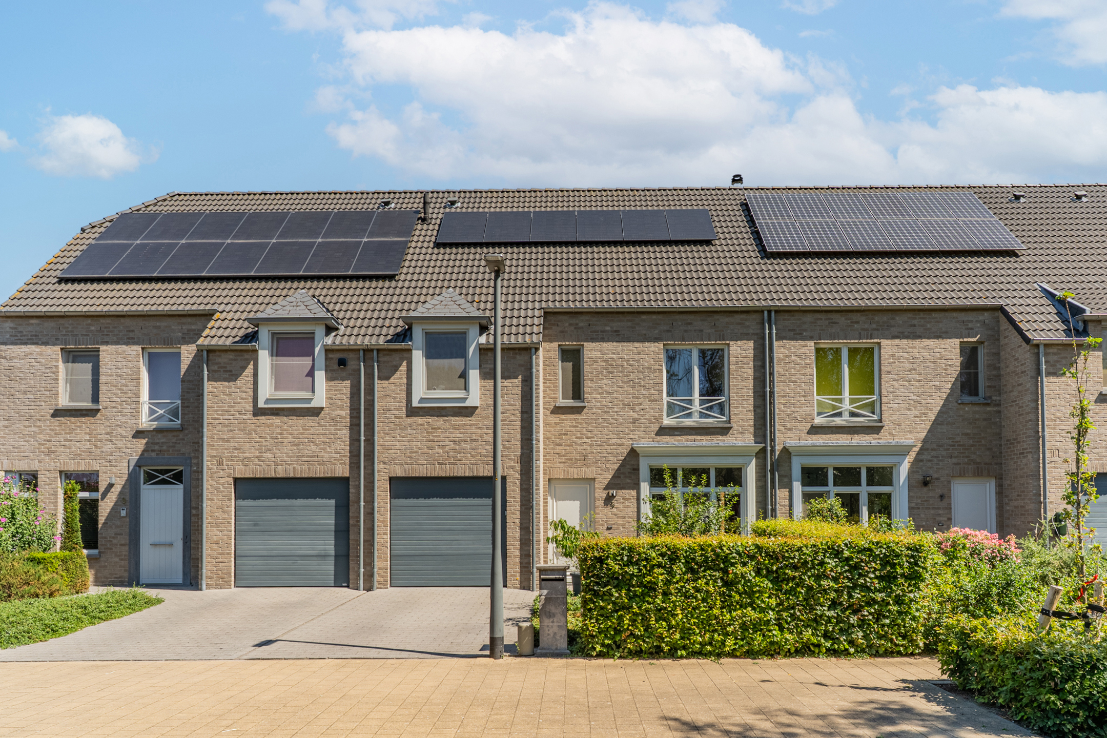 Ruime, recent gebouwde gezinswoning met 4 slaapkamers, inpandige garage en mooie stadstuin  - foto 3
