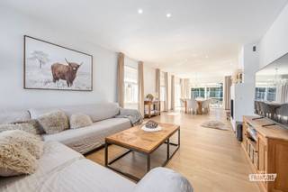Bent u op zoek naar een instapklare villa waar kwaliteit, duurzaamheid en wooncomfort hand in hand gaan? Dan zal deze uitzonderlijke nieuwbouwvilla u ongetwijfeld weten te bekoren.<br /><br />Deze recente woning is geen klassieke sleutel-op-de-deurwoning, maar werd door de eigenaars zelf ontworpen en gebouwd met bijzondere aandacht voor materiaalkeuze, afwerking en leefcomfort. Elk detail werd doordacht uitgewerkt, wat resulteert in een tijdloze en kwalitatieve gezinswoning.<br /><br />De villa bevindt zich op een rustig hoekperceel in een aangename woonomgeving waar privacy centraal staat. Achteraan geniet u van een groen uitzicht op een bosje, terwijl scholen, winkels, bakker, slager, apotheek, bibliotheek en andere dagelijkse voorzieningen zich op wandelafstand bevinden. Dankzij de vlotte verbinding bereikt u Torhout in ongeveer 10 minuten, Oostende in 15 minuten en bevindt de E40 zich op korte afstand.<br /><br />Binnen wordt u verwelkomd in een lichtrijke leefruimte dankzij de grote raampartijen die zorgen voor een aangename verbinding tussen binnen en buiten. De ruime woonkamer vormt samen met de stijlvolle leefkeuken met kookeiland en kwalitatieve Bosch-toestellen het hart van de woning. De sfeervolle Barbas-gashaard zorgt tijdens de wintermaanden voor extra gezelligheid.<br /><br />Ook op technisch vlak voldoet deze woning aan de hoogste hedendaagse normen. Zo beschikt de villa over vloerverwarming/koeling, een warmtepomp, zonnepanelen, hoogwaardige isolatie, PVC-ramen met hoogrendementsbeglazing en vliegenramen, evenals een ventilatiesysteem C. Dankzij het uitstekende E-peil van 17 en het EPC-label A geniet u van een bijzonder energiezuinige woning met lage verbruikskosten.<br /><br />De ruime badkamer werd afgewerkt met kwalitatieve materialen, volledig in lijn met de hoogwaardige afwerking van de rest van de woning.<br /><br />Ook buiten werd aan alles gedacht. Het bijzonder ruime terras langs de achter- én zijkant werd afgewerkt met keramische tegels en vormt de ideale plaats om in alle rust te genieten. De tuin is volledig omheind, deels met stijlvolle houten panelen, en alle buitenpaden werden aangelegd in waterdoorlatende klinkers. Verder beschikt de woning over een praktische berging, een carport en twee private parkeerplaatsen.<br /><br />Conform de algemene standaard (ver)koopvoorwaarden van de WVI (West-Vlaamse Intercommunale) moet één van de kopers t/m 14/11/2034 dit pand zelf bewonen ; en moet deze villa binnen de 5 jaar het enige onroerende goed van de kopers zijn. <br /><br />Dit zijn de gewone standaard voorwaarden.<br /><br />In deze omstandigheden, zullen er altijd slechts 2% registratierechten op de aankoop verschuldigd zijn.<br /><br />Een unieke woning voor wie op zoek is naar een duurzame villa waar kwaliteit, comfort en een rustige ligging perfect samenkomen. Contacteer ons vandaag nog voor een bezoek en ontdek deze prachtige eigendom zelf.<br /><br />
