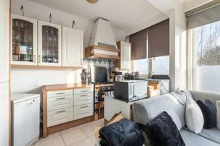 [[ DIT PAND NEEMT DEEL AAN DE ERA OPEN HUIZEN DAG OP 13/6 VAN 13:00 TOT 14:00 ]]
<p>Te koop: licht en praktisch ingedeeld appartement op de Antwerpsesteenweg in Hoboken, met twee slaapkamers en een centrale ligging nabij park, openbaar vervoer en belangrijke invalswegen.<br /><br />Dit halfopen appartement geniet van een uiterst centrale locatie met vlotte verbindingen naar Antwerpen-centrum, winkels en het treinstation. Dankzij de hoekligging valt het natuurlijke licht de hele dag binnen, wat zorgt voor een open en aangenaam woongevoel. De indeling is praktisch en optimaal benut, ideaal voor koppels, kleine gezinnen of als investering.<br /><br />Belangrijkste ruimtes:<br />• Woonkamer met grote raampartijen.<br />• Keuken met dampkap, koelkast, diepvries, oven en gaskookplaat.<br />• Twee slaapkamers.<br />• Badkamer met ligbad en enkelvoudige spoelbak.<br />• Berging met aansluiting voor wasmachine en droogkast.<br />• Inkomhal met parlofoon en ingemaakte kasten.<br />• Terras aan de achterzijde.<br /><br />Troeven:<br />• Centrale ligging met uitstekende bereikbaarheid.<br />• Hoekligging met veel natuurlijk licht.<br />• Praktische indeling met twee slaapkamers.<br /><br />Neem vandaag nog contact op met je ERA-makelaar voor een bezoek.<br />JOUW DROOMAPPARTEMENT. ZO GEVONDEN!</p>