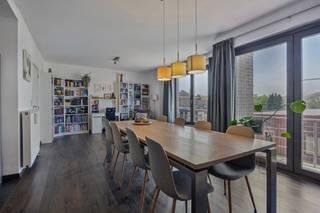 Ontdek deze instapklare, recente woning op een uitzonderlijk centrale locatie!Deze perfect onderhouden gezinswoning biedt maar liefst 4 ruime...