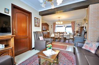 Op een boogscheut van de dorpskern van Anzegem treffen we deze woning aan! Gelegen in een uiterst <strong>rustige woonwijk</strong> met in de nabijheid een aangenaam park. De ideale combinatie tussen rust en comfort, tal van voorzieningen zoals winkels, scholen en openbaar vervoer bevinden zich op wandelafstand.<br /><br />Bij binnenkomst betreed je de ruime inkomhal, met een apart gastentoilet. Vanuit de inkomhal is er toegang tot de woon- en leefruimte, aansluitend is er de keuken en de veranda. Vanuit de veranda is er een mooi overzicht op de <strong>goed onderhouden tuin</strong>. <br /><br />Op de bovenverdieping leidt de nachthal naar <strong>4 volwaardige slaapkamers</strong> en een badkamer. De woning beschikt daarnaast over een droge kelder en een zolder, die ideaal is als extra opslagruimte. Op het gelijkvloers bevindt zich tevens een<strong> garage </strong>met wasplaats. <br /><br />Interesse? Contacteer Els Callewaert: 0478 61 64 34 of els@immoroman.be