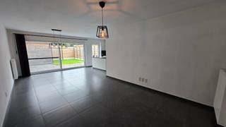 Deze woning is gelegen nabij het centrum van Koekelare, op wandelafstand van de winkels, horeca, scholen, ...<br /><br />Praktisch ingerichte, volledig instapklare en energiezuinige woning.