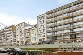 Op zoek naar een droomplek aan de Belgische kust? Aan de bekende Graaf Jansdijk vind je dit gezellige appartement dat je nu kan kopen. Hoewel het pand momenteel verhuurd is en daardoor onmiddellijk rendement oplevert, vormt het evengoed de perfecte uitvalsbasis voor vaste eigen bewoning of als zalig vakantieappartement in Blankenberge. De verkoop van dit eigendom biedt dus zeer flexibele mogelijkheden voor iedereen die interessant vastgoed zoekt aan zee.<br /><br />Indeling van het appartement:<br /><br />- Inkomhal<br />- Lichtrijke leefruimte met nieuwe ramen (2026)<br />- Functionele keuken<br />- Praktische berging<br />- Twee volwaardige slaapkamers<br />- Comfortabele badkamer<br />- Aangenaam terras achteraan het gebouw<br /><br />Dankzij de centrale ligging in Blankenberge geniet je volop van alles wat de bruisende kust te bieden heeft. De zeedijk, het strand en tal van gezellige horecazaken liggen op wandelafstand van het gebouw. Het appartement dat te koop staat, kent bovendien een uiterst vlotte bereikbaarheid via het station van Blankenberge en diverse belangrijke invalswegen. Alle dagelijkse voorzieningen, zoals lokale winkels en supermarkten, bevinden zich vlakbij. Wie een eigen stek overweegt of een comfortabele thuis zoekt om te kopen, doet met dit appartement in het levendige Blankenberge gegarandeerd een fantastische aankoop.<br /><br />Bestuursmaatregelen in het maatregelenregister: nee