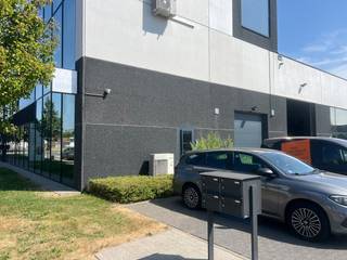 Ce récent entrepôt avec bureau est désormais disponible à la location à Lendelede. Une opportunité idéale pour ceux qui recherchent un immobilier commercial fonctionnel dans la région.<br /><br />La propriété a une superficie totale d'environ 209 m², divisée en environ 129 m² de bureaux et environ 80 m² d'entrepôt. La disposition est la suivante : une entrée avec un espace bureau séparé et une kitchenette équipée. De plus, il y a un bureau paysager spacieux avec une entrée supplémentaire pour recevoir les clients de manière professionnelle. Il y a un bureau séparé ou une salle de réunion à l'arrière. Deux portes permettent d'accéder directement à l'entrepôt d'environ 80 m², équipé d'un portail sectionnel automatique.<br /><br />Les avantages de ce bâtiment à Lendelede :<br /><br />- Équipé de panneaux solaires pour une consommation d'énergie pratique<br /><br />- Comprend 2 places de parking privées devant la porte<br /><br />- L'espace de bureau peut être loué en option, y compris le mobilier<br /><br />- Présence d'un système d'alarme et d'un système de caméra (en option à louer)<br /><br />- Immeuble récent et moderne au look professionnel<br /><br />Le prix n'inclut pas la taxe foncière, les frais communs et la TVA.<br /><br />Vous recherchez un bien immobilier commercial composé d'un entrepôt avec bureau à louer à Lendelede ? N'hésitez pas à nous contacter au 051 21 22 23.