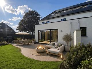 Ter info: Los meubilair, verlichting en gordijnen en inrichting zolderverdieping van de woningen is louter ter illustratie. Dit werd via AI opgemaakt.<br />Via een private oprijlaan van maar liefst 35 meter bereikt u dit uitzonderlijke perceel met twee exclusieve nieuwbouwwoningen. Vanaf het eerste moment ervaart u hier een oase van rust, privacy en groen.<br /><br />Alle bouwzorgen werden u volledig uit handen genomen: de woningen zijn reeds tot in de kleinste details afgewerkt met hoogwaardige en duurzame materialen. Buitengevels werden tevens gekaleid. Oprit, voortuin en terrassen zijn in alle precisie aangelegd in een verfijnde combinatie van kleiklinkers, uitgewassen beton en Franse dolomiet. Omheind met deels zwarte ericamatten en mooie hagen. <br /><br />De woningen zijn volledig voorzien van ingewerkte inbouwspots. Enkel de schilderwerken laat u nog volledig naar eigen smaak uitvoeren.<br />Elke woning beschikt over individuele verwarming via een lucht/water-warmtepomp, met vloerverwarming op zowel het gelijkvloers als de eerste verdieping.<br /><br /><strong>Woning – Lot A: 685.000 euro (exclusief kosten zoals registratie, btw, enz...)<br /></strong><br />Gelegen op een perceel van 744 m², met eigen carport, tuinberging en fietsenberging.<br /><br />De woning verwelkomt u via een ruime inkomhal met apart gastentoilet en een tweede toegang tot de praktische berging/wasruimte, waar tevens de mogelijkheid bestaat om een koelcel te voorzien.<br /><br />De lichtrijke leefruimte omvat een volledig uitgeruste keuken en een gezellige leefruimte met grote glaspartijen die uitgeven op de zonnig georiënteerde tuin. Aansluitend bevindt zich een afzonderlijk bureel, stijlvol afgescheiden door een stalen deur. De volledige leefruimte is afgewerkt met hoogwaardig eiken parket.<br /><br />Op de eerste verdieping bevinden zich drie volwaardige slaapkamers, waarvan de master bedroom beschikt over een aanpalende dressingruimte. De ruime badkamer is uitgerust met een inloopdouche, ligbad en dubbele lavabo. Daarnaast is er een apart toilet in de nachthal.<br />Via een vaste eiken trap bereikt u de volledig geïsoleerde zolderverdieping, die eenvoudig kan worden ingericht tot bijkomende slaapkamers of multifunctionele ruimte.<br /><br />
<p><strong>Woning – Lot B: 660.000 euro (exclusief kosten zoals registratie, btw, enz...)</strong></p>
<p>Gelegen op een perceel van 676 m², met eigen carport, tuinberging en fietsenberging.</p>
<p>Deze woning beschikt over een inkomhal met apart toilet en een bijzonder ruime berging/wasplaats, met mogelijkheid tot het installeren van een koelcel en een douchecel.</p>
<p>De riante leefruimte bestaat uit een volledig ingerichte keuken en een aangename leefruimte met grote raampartijen die zorgen voor een overvloed aan natuurlijk licht en een directe verbinding met de zongerichte tuin. Ook hier is een afzonderlijk bureel voorzien, afgescheiden door een elegante stalen deur. De afwerking gebeurt volledig in eiken parket.</p>
<p>De eerste verdieping telt drie ruime slaapkamers en een royale badkamer met inloopdouche, ligbad en dubbele lavabo. Een apart toilet bevindt zich in de nachthal.</p>
<p>De vaste eiken trap leidt naar de volledig geïsoleerde zolderverdieping, waar zonder moeite extra slaapkamers of een hobbyruimte kunnen worden gecreëerd.</p>
Twee nieuwe pareltjes in Waregem om U tegen te zeggen!!!!!