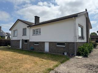 <p>Bent u op zoek naar een woning die u volledig naar eigen smaak kunt omvormen maar toch<strong> eigenheid en karakter</strong> kunt behouden?<br />Dan is deze <strong>charmante bungalow</strong> aan de Kerzelaarstraat zeker een bezoek waard. Met een <strong>bewoonbare oppervlakte van 205 m²</strong> op een <strong>mooi perceel van 904 m² </strong>biedt deze eigendom alle ruimte om uw woondromen waar te maken.<br />De indeling bestaat uit een inkomhal, een gastentoilet, een <strong>lichtrijke woonkamer</strong>, een keuken, <strong>drie slaapkamers</strong> en een badkamer. Op het lager gelegen niveau bevinden zich een ruime garage, een wasplaats, een berging en een grote kelder die voor heel wat extra opslagruimte zorgt. De woning wordt verwarmd met <strong>centrale verwarming met een condenserende gasketel </strong>en beschikt over een <strong>EPC-label D</strong>, waardoor er <strong>geen renovatieverplichting</strong> geldt.<br />De <strong>ruime tuin </strong>is een absolute meerwaarde en biedt volop mogelijkheden om te genieten van het buitenleven. Bovendien geniet je van een rustige ligging in Kaprijke/Bentille, met winkels, scholen en een vlotte verbinding naar de E34.<br />Een <strong>woning met karakter</strong>, een uitstekende basis en enorm veel potentieel om er een <strong>warme thuis </strong>van te maken. <br />Plan vandaag nog uw bezoek en ontdek zelf de mogelijkheden. Contacteer ons via tel <strong>04 94 75 73 59 </strong>of via <strong>info@vastgoedminnaert.be</strong></p>