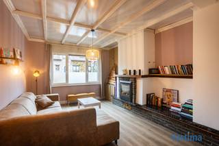 Ben je op zoek naar een woning waar je meteen je nieuwe leven kan beginnen? Gevonden!<br /><br />Deze recent gerenoveerde woning in Erembodegem combineert een uitstekende ligging met een warm thuisgevoel. Je woont hier op een boogscheut van het centrum van Erembodegem en Aalst, vlak bij supermarkten, scholen, openbaar vervoer en belangrijke invalswegen. Bovendien bevinden de natuurgebieden Kluizenbos en Osbroek zich op korte afstand, ideaal voor natuurliefhebbers én gezinnen die graag genieten van rust en buitenleven.<br /><br />De woning onderging heel wat renovaties zoals: Nieuw dak met dakisolatie / Veranda / Vloeren / CV Ketel / … EPC label C – 236 kWh/m²- geen renovatieplicht / Elektriciteit conform / CV op Aardgas – Gashaard / Asbestveilig / … Beperkt KI van 488,00 EURO.<br /><br />Bij het binnenkomen bereik je via de inkomhal het hart van de woning: een sfeervolle leefruimte die naadloos overgaat in de vernieuwde keuken. Dankzij de veranda-uitbouw baadt deze ruimte in natuurlijk licht, wat meteen een gevoel van ruimte en gezelligheid creëert. Via het schuifraam stap je zo de onderhoudsvriendelijke tuin in, waar een handig tuinhuis extra opbergmogelijkheden biedt – west georiënteerd. Verder op het gelijkvloers vind je de vernieuwde badkamer met douche, lavabo en toilet.<br /><br />Op de eerste verdieping wachten twee volwaardige slaapkamers, aangevuld met een extra kamer die je flexibel kan inrichten als bureau, dressing, kinderkamer of handige opbergruimte, alsook een ingebouwde kast op de overloop.<br /><br />De geïsoleerde zolder biedt nog de mogelijkheid om een bijkomende slaapkamer te creëren, perfect voor wie extra ruimte nodig heeft.<br /><br />Ben jij toe aan een gerenoveerde woning op een uitmuntende locatie met alle voorzieningen binnen handbereik? Wacht dan niet te lang en plan vandaag nog jouw bezoek.