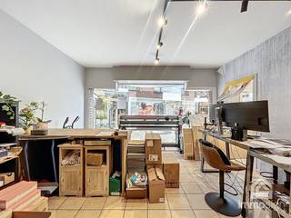 PLUSPUNTEN:+ gelegen in Shopping 2+ handelsruimte van 30 m²+ privatieve autostaanplaats+ mogelijkheid tot huren extra winkelruimte (tot 209m² extra...