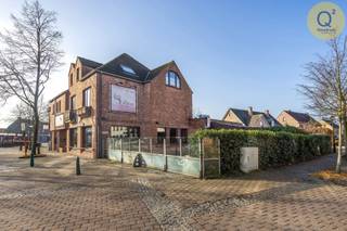 Dit veelzijdige handelspand op het levendige dorpsplein van Zoersel biedt de perfecte basis voor ondernemers die dromen van een centrale locatie...