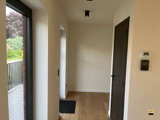 <p><span>Hoogafgewerkte woning met 3 slaapkamers en een mooie tuin van 44 m².</span></p><p><span> </span></p><p><span> </span></p><p><span>Pal in het centrum realiseert de promotor Helico nv een hoogkwalitatief woonproject. </span></p><p><span>Deze locatie werd geselecteerd gezien de centrale ligging. Al hetgeen een mens nodig </span></p><p><span>heeft doet zich op wandelafstand voor. Denken we maar aan winkels, openbaar vervoer,</span></p><p><span>restaurants, cafeetjes, recreatieve mogelijkheden, etc...</span></p><p><span>Het gebouw omvat 19 appartementen verdeeld over 3 bouwlagen op een kelderniveau.</span></p><p><span>De appartementen zijn verdeeld over meerdere gebouwen hetgeen resulteert in een aangenaam</span></p><p><span>ruimtelijk gevoel met veel lichtinval. In het kelder-niveau voorzien we ondergrondse autostaanplaatsen,</span></p><p><span>kelderbergingen, een vuilnisberging en een fietsberging. De kelderbergingen zijn ruim bemeten.</span></p><p><span>Het kelderniveau is bereikbaar via een lift. </span></p><p><span>Er is een gemeenschappelijke fitness ruimte aanwezig.</span></p><p><span> </span></p><p><span>Deze woning beschikt over drie slaapkamers waarbij de woonvertrekken zich verspreid over 2 niveaus voordoen.</span></p><p><span> De leefruimte en keuken staan met elkaar in verbinding waarbij de keuken is uitgerust met een kookeiland. </span></p><p><span>Vanuit de leefruimte heb je rechtstreeks toegang tot het ruime terras met aansluitend het stadstuintje. </span></p><p><span>Het terras en de tuin hebben een zuidelijke oriëntatie. De leefruimte is ruim bemeten en geniet van veel lichtinval.</span></p><p><span> </span></p><p><span>Ondergrondse kelderberging en parkeerplaatsen zijn beschikbaar.</span></p><p><span> </span></p><p><span>Graag nodigen we U uit voor een bezoek ter plaatse.</span></p><p><span> </span></p>