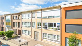 <p>Rustig gelegen appartement op de eerste verdieping met balkon in het centrum van Turnhout<br /><br />Gelegen in een rustige straat, maar toch op wandelafstand van het centrum van Turnhout, bevindt zich dit lichtrijke appartement op de eerste verdieping – een ideale thuis voor wie comfort, rust en een centrale ligging weet te appreciëren.<br /><br />Bij binnenkomst treft u een aparte inkomhal die toegang biedt tot de verschillende ruimtes. De gezellige en lichtrijke woonkamer sluit aan op de keuken.<br /><br />Het appartement beschikt over twee slaapkamers: een ruime hoofdslaapkamer en een tweede kamer die ideaal is als logeerkamer, bureau of kinderkamer.<br /><br />De badkamer is uitgerust met een ligbad, toilet en biedt tevens aansluiting voor een wasmachine – alles wat u nodig heeft, handig bij elkaar.<br /><br />Als extra troef beschikt dit appartement over een balkon én toegang tot een afgesloten, groene gemeenschappelijke tuin: een oase van rust midden in de stad.<br /><br />Extra troeven:<br /><br />Rustige maar centrale ligging in Turnhout<br /><br />Gemeenschappelijke afgesloten tuin<br /><br />Balkon met zicht op het groen<br /><br />Inclusief praktische berging<br /><br />Ideaal voor eigen bewoning of als investering<br /><br />Ook het appartement op het gelijkvloers is te koop – interessante opportuniteit voor investeerders!<br /><br />Een appartement met veel potentieel, zowel voor starters, koppels als investeerders.</p>