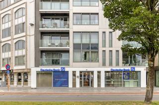 Het pand is momenteel ingericht als kantoor, maar leent zich dankzij de flexibele indeling en de indrukwekkende gevelbreedte met royale etalage perfect voor diverse doeleinden. Of het nu gaat om een kantoorfunctie (vrij beroep, consultancy, agentschap) of een pure handelsfunctie (boetiek, showroom, etc.) – uw zaak springt hier gegarandeerd in het oog.<br /><br />Het pand is momenteel verhuurd, maar de huurders vertrekken eind 2026. Dit betekent dat het pand vanaf begin 2027 volledig vrij van gebruik is voor uw eigen plannen of een nieuwe invulling.<br /><br />Indeling en troeven<br />Gelijkvloers (ca. 252 m²):<br />Grote raampartijen die zorgen voor enorm veel natuurlijk licht en een perfecte etalageruimte.<br />Momenteel opgesplitst in verschillende functionele kantoorboxen, ideaal voor privacy of aparte werkplekken.<br />Voorzien van eigen sanitair en praktische bergruimtes.<br /><br />Verdieping -1 (ca. 36 m²):<br />Een discrete, aparte ruimte perfect voor meetings of presentaties.<br />Uitgerust met een eigen keukentje en extra sanitair, wat zorgt voor een volledig autonome werkomgeving.<br /><br />Technische specificaties<br />Bouwjaar: 2012 (moderne en degelijke constructie)<br /><br />Centraal verwarmd op gas én uitgerust met een airconditioningsysteem <br /><br />Een instapklaar, strategisch gelegen vastgoed met een onbetaalbare visibiliteit aan de Oostendse haven. <br /><br />Interesse of een bezoek plannen? Neem vandaag nog contact met ons op voor meer informatie of een rondleiding ter plaatse.<br /><br />Bestuursmaatregelen in het maatregelenregister: nee