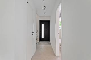 <p><span>Op een uitermate gunstige locatie gelegen, luxueus afgewerkte en energiezuinige nieuwbouwwoning met vier (4) slaapkamers, twee (2) badkamers, garage en tuin (met terras). Deze woning vormt de ideale combinatie van ruimte, hedendaags wooncomfort en hoogwaardige materialen.</span></p><p><span>We betreden de woning via de inkomhal met gastentoilet. Vervolgens komen we in de ruime en lichtrijke leefruimte met prachtige open keuken. Deze laatste vormt een echte blikvanger en werd uitgerust met een composiet werkblad en kwalitatieve Bosch-toestellen, waaronder een inductiekookplaat met geïntegreerde afzuiging, koelkast, diepvriezer en combioven. Het grote schuifraam creëert een mooie verbinding met het ruime zonneterras en de aangelegde tuin. Tenslotte vinden we op het gelijkvloers ook nog een garage (met geautomatiseerde sectionaal poort).</span></p><p><span>Op de eerste verdieping vinden we een nachthal, twee volwaardige slaapkamers, een apart toilet en een luxueuze badkamer met dubbel lavabomeubel en grote inloopdouche (met regendouche).</span></p><p><span>De tweede verdieping biedt nog twee slaapkamers, een douchekamer, een berging en een technische ruimte.</span></p><p><span>Daarnaast is er ook nog een zolder, welke U nog de nodige opbergingsmogelijkheden biedt.</span></p><p><span>Ook het uitmuntende afwerkingsniveau verdient bijzondere aandacht: keramische vloertegels (120x120) op het gelijkvloers, parket op de verdiepingen, massief eiken traptreden en Italiaanse HPL-binnendeuren (met pivotscharnieren, akoestische rubber en magnetische sloten).</span></p><p><span>Ook energetisch is deze woning helemaal klaar voor de toekomst. Ze beschikt over een warmtepomp (Vaillant) met vloerverwarming én -koeling, ventilatiesysteem D, 8 zonnepanelen met SMA-omvormer, aluminium ramen met driedubbele beglazing, uitmuntend geïsoleerde buitenmuren en daken.</span></p><p><span>Kortom: een uitzonderlijk complete nieuwbouwwoning waar ruimte, luxe, energiezuinigheid en hedendaags wooncomfort perfect samenkomen.</span></p><p><span>Let op! Deze verkoop geschiedt onder het BTW-stelsel. Concreet: grondaandeel 150.000,00, te vermeerderen met registratierechten (12%) en constructiewaarde 379.750,00, te meerderen met BTW (21%).</span></p>
