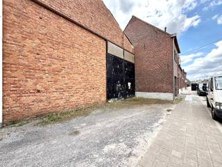Op een strategische locatie in Beveren-Leie bevindt zich dit degelijk gebouwd magazijn op een perceel van 283 m², waarvan 235 m² bebouwd.Het pand...