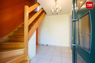 <p><span>Op het einde van een rustige doodlopende straat, in een aangename residentiële woonwijk, bevindt zich deze instapklare alleenstaande woning.<br /><br />Hier geniet u van een uitzonderlijk rustige ligging met een prachtig open zicht over de achterliggende velden, terwijl de R4 zich op slechts enkele minuten bevindt en zorgt voor een vlotte verbinding.</span></p>
<p><span>Binnenin valt meteen de ruime en lichtrijke leefruimte met open keuken op, waar grote raampartijen zorgen voor een overvloed aan natuurlijk licht en een mooi contact met de tuin. </span></p>
<p><span>De woning beschikt over drie slaapkamers en een comfortabele badkamer die uitgerust is met zowel een ligbad als een douche. <br /><br />Daarnaast biedt de zolder heel wat extra bergruimte en mogelijkheden, terwijl de inpandige garage zorgt voor extra comfort en praktisch gebruiksgemak.</span></p>
<p><span>De zonnige tuin vormt een absolute troef. Dankzij de gunstige oriëntatie en het vrije uitzicht over de velden geniet u hier in alle rust en privacy van het buitenleven.</span></p>
<p><span>Bent u op zoek naar een instapklare gezinswoning die rust, ruimte en een uitstekende bereikbaarheid combineert? <br /><br /></span><span>Bel Top Vastgoed op 0475 700 700 voor een bezoek.</span></p>