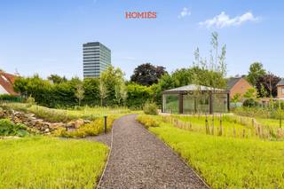 Met veel plezier bieden wij u deze uitzonderlijk unieke commerciële ruimte aan in de Celestijnenlaan 52 in Heverlee, gelegen op een prachtig domein dat rust en uitstraling combineert met bereikbaarheid en comfort. Deze nieuwbouwruimte van 60 m² onderscheidt zich door de overvloed aan ramen en natuurlijke lichtinval, wat zorgt voor een open en uitnodigende sfeer. De ruimte is uitgerust met een keuken voorzien van alle nodige toestellen en een toilet, en is ideaal als kleine kantoorruimte, voor een vrije beroeper of voor wie op zoek is naar een originele en unieke setting. Verwarming en airconditioning gebeuren energiezuinig via een lucht-lucht warmtepomp. Buiten is er een fietsenstalling voor klanten, terwijl personeel gebruik kan maken van de inpandige fietsenstalling met laadpunten. Bovendien zijn er parkeerplaatsen te huur in de overdekte garage aan €100 per plaats, met optie tot laadpunt. Afvalcontainers zijn voorzien en een belangrijk fiscaal voordeel is dat u de eerste 5 jaar na ingebruikname geen onroerende voorheffing betaalt. Alle nutsvoorzieningen zijn op eigen naam af te sluiten. De maandelijkse huurprijs bedraagt €1.600. Interesse? 016/22 82 22 of info@homies.be.