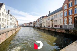 Deze statige 'Middeleeuwse' burgerwoning met trapgevel ( anno 1632), 'De Witte Lelie' genaamd is gelegen op het pittoreske Jan Van Eyckplein in...